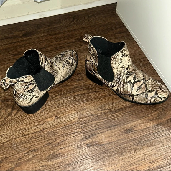 Snakeskin Chelsea slip on bootie size 7 M - Picture 11 of 11